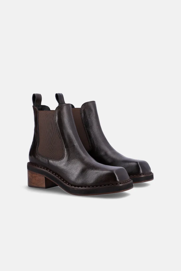 Bota tipo chelsea con caña media elástica y taco ancho de Justaosadia en Botas y Botinetas para argentina