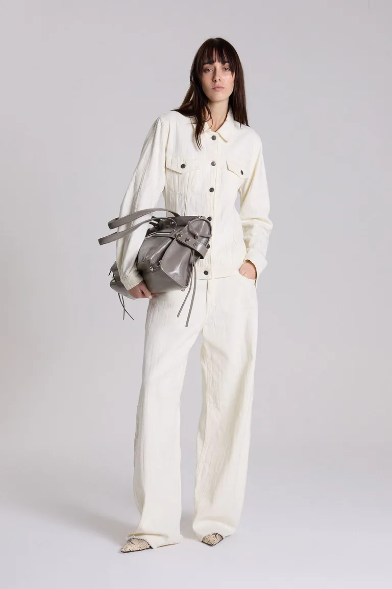 Chaqueta blanca entallada de diseño elegante y silueta estilizada de Maria Cher en Chaquetas para argentina