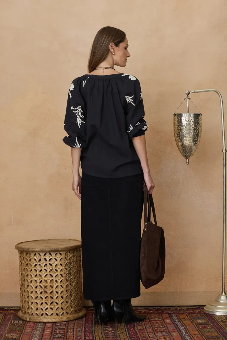 Falda negra con tachas, diseño elegante y acentos urbanos de Indiastyle en Faldas para argentina