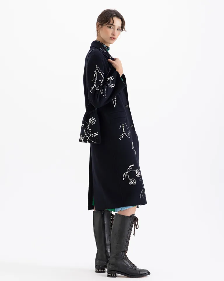 Tapado largo de corte recto con diseño bordado y cierre frontal de botones de Jazmin Chebar en Tapados para argentina