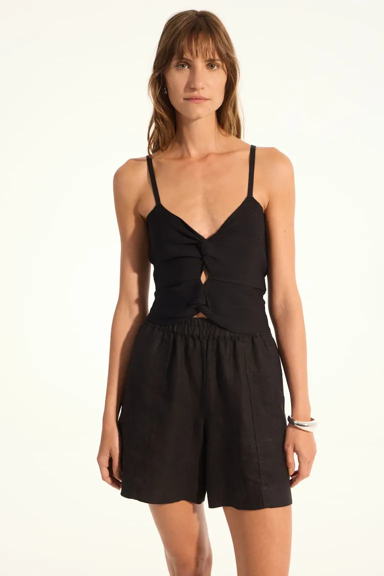 Top negro con nudo delantero y breteles finos - Prenda cómoda y elegante para day-to-night de Portsaid en Tops para argentina