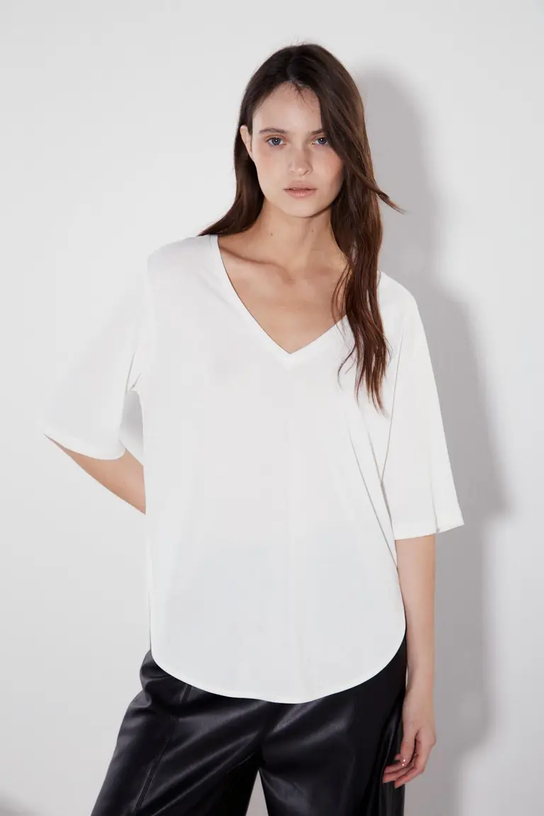 Remera de manga corta de diseño sencillo y elegante en color blanco para mujeres de Akiabara en Remeras para argentina