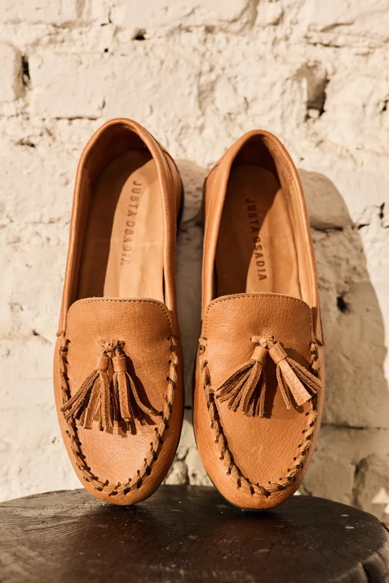 Mocasines de cuero marrón con diseño artesanal y detalles de borlas de Justaosadia en Mocasines para argentina