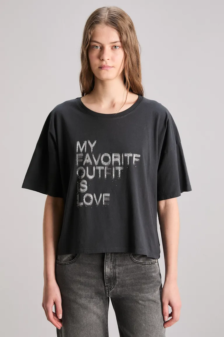 Remera negra de corte boxy con estampa en el frente de Kosiuko en Remeras para argentina