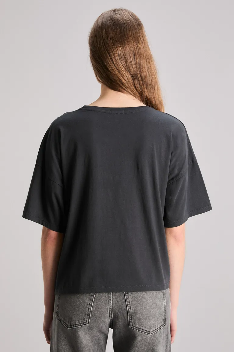 Remera negra de corte boxy con estampa en el frente de Kosiuko en Remeras para argentina