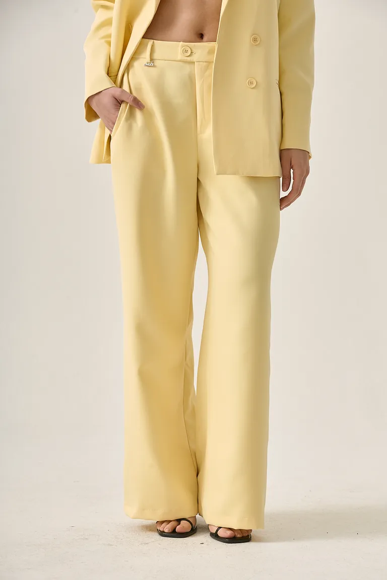 Pantalón recto de tiro medio en color amarillo clásico y atemporal de Sweet en Pantalones para argentina