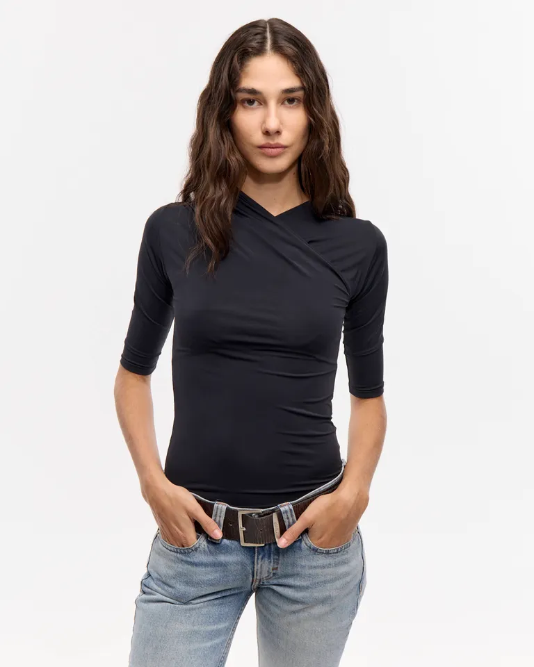 Top de mujer con escote cruzado y mangas tres cuartos de calce entallado de Ay Not Dead en Tops para argentina