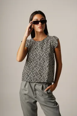 Musculosa premium con volados de Akwara en Remeras para argentina