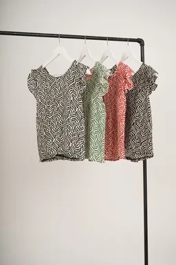 Musculosa premium con volados de Akwara en Remeras para argentina