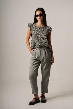 Musculosa premium con volados de Akwara en Remeras para argentina