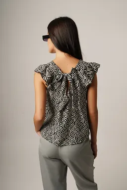 Musculosa premium con volados de Akwara en Remeras para argentina