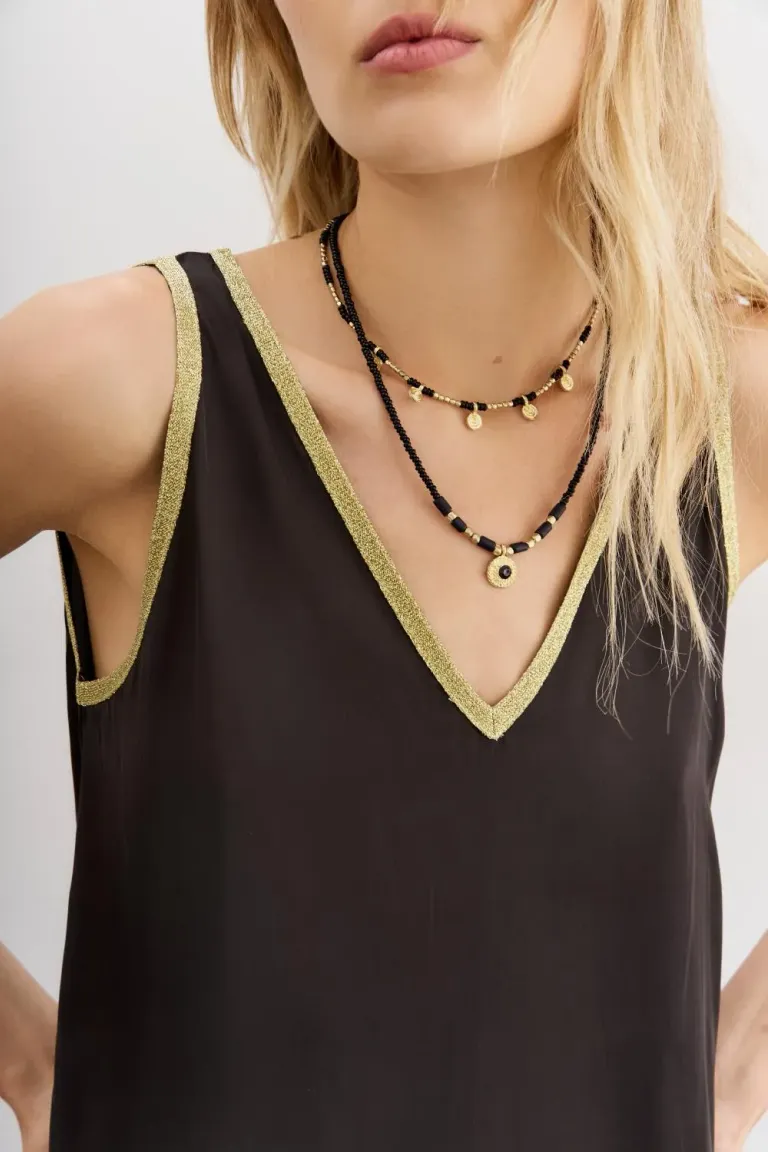 Top sin mangas con escote en V y detalle en lurex dorado, una prenda elegante y versátil de Rapsodia en Tops para argentina