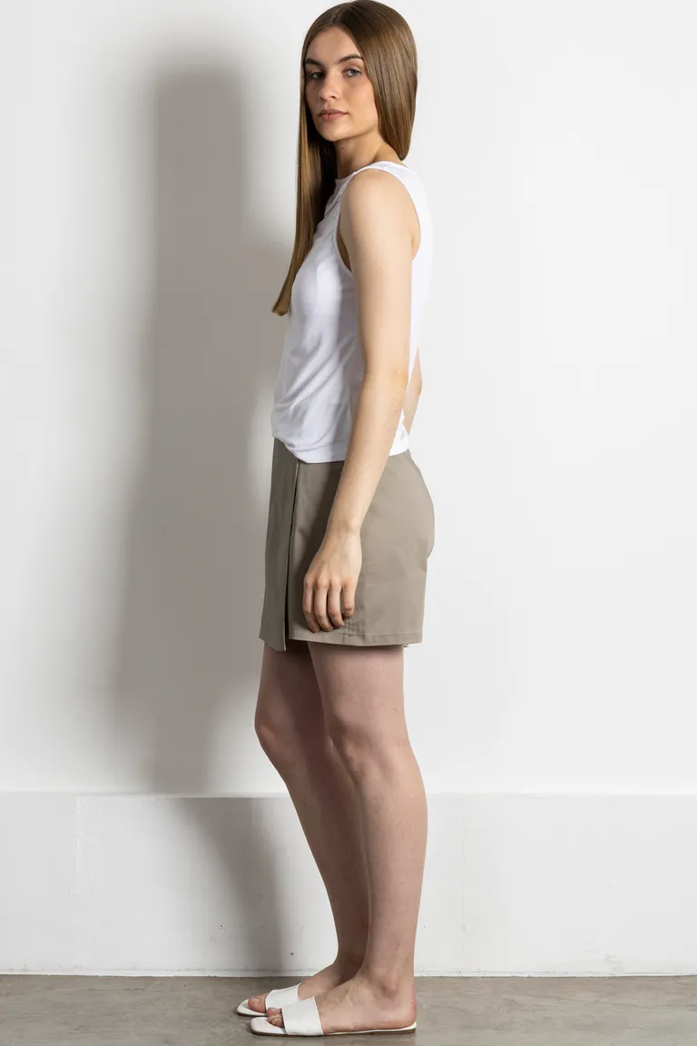 Shorts confeccionado en gabardina con sobrefalda y bolsillos prácticos de Kill en Shorts para argentina