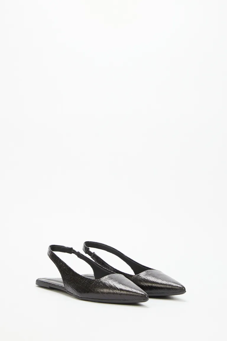 Sandalias negras planas de diseño moderno y minimalista para mujer de Akiabara en Sandalias para argentina