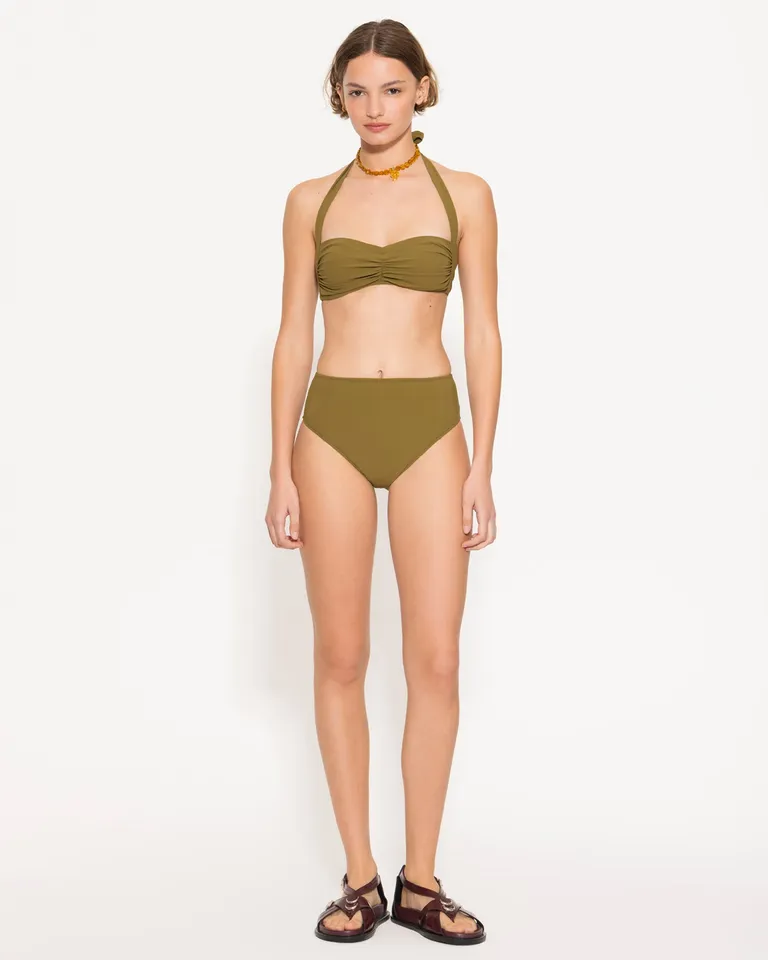 Bikini de tiro alto con corpiño de tiras en un diseño moderno y sofisticado de Jazmin Chebar en Swimwear y Beachwear para argentina