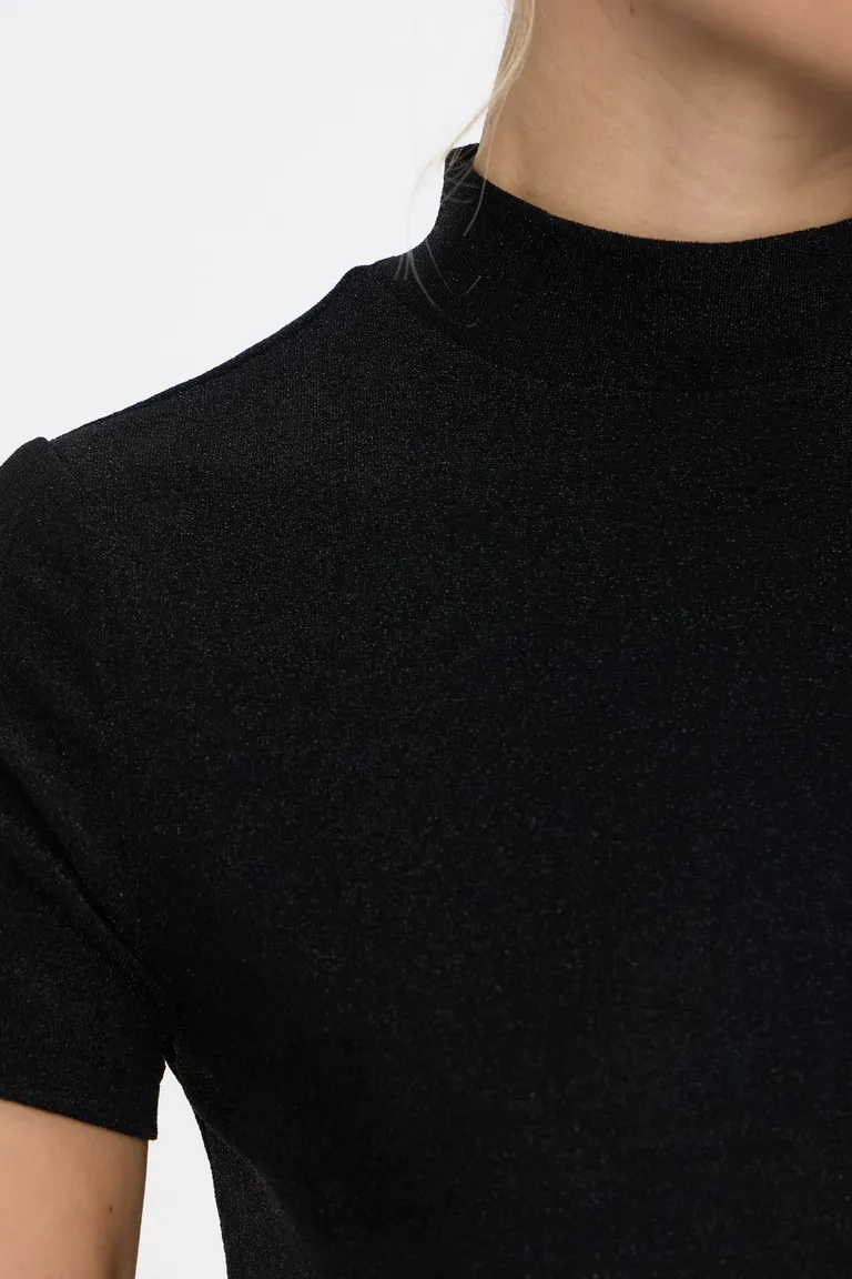 Remera básica de cuello alto con mangas cortas para mujer de Cuesta Blanca en Remeras para argentina