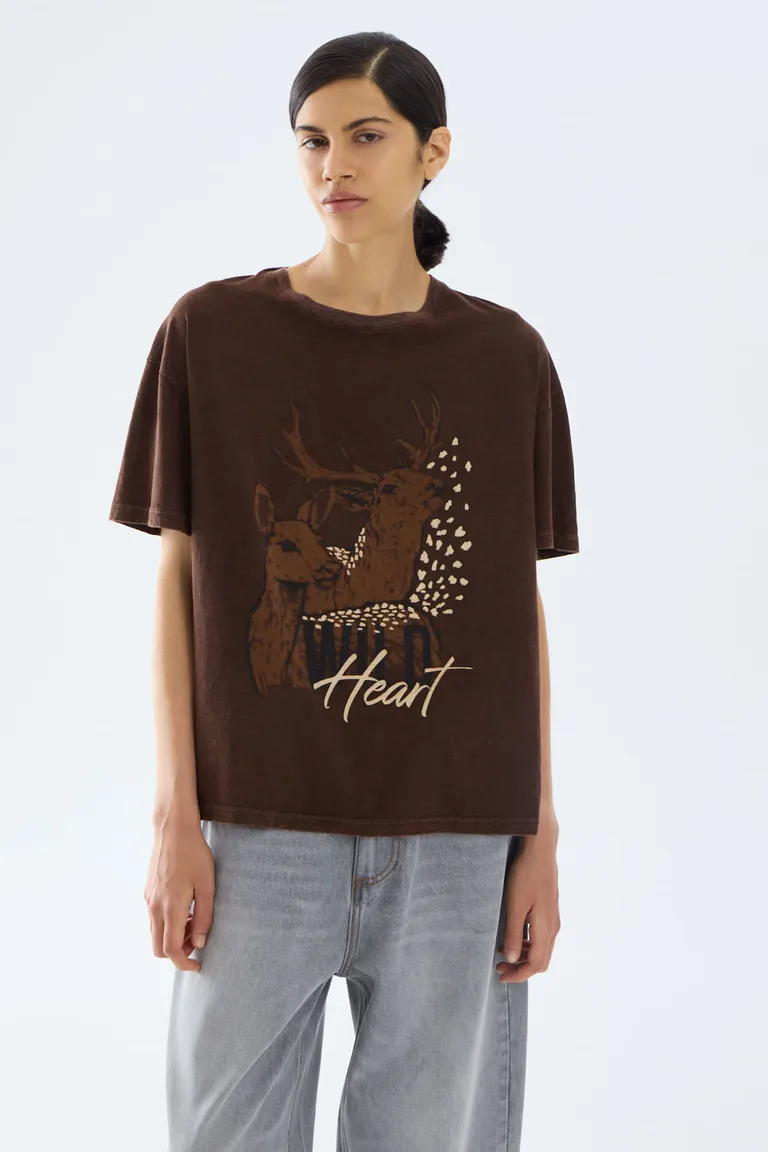 Remera de manga corta con cuello redondo y estampa frontal de diseño gráfico de Portsaid en Remeras para argentina