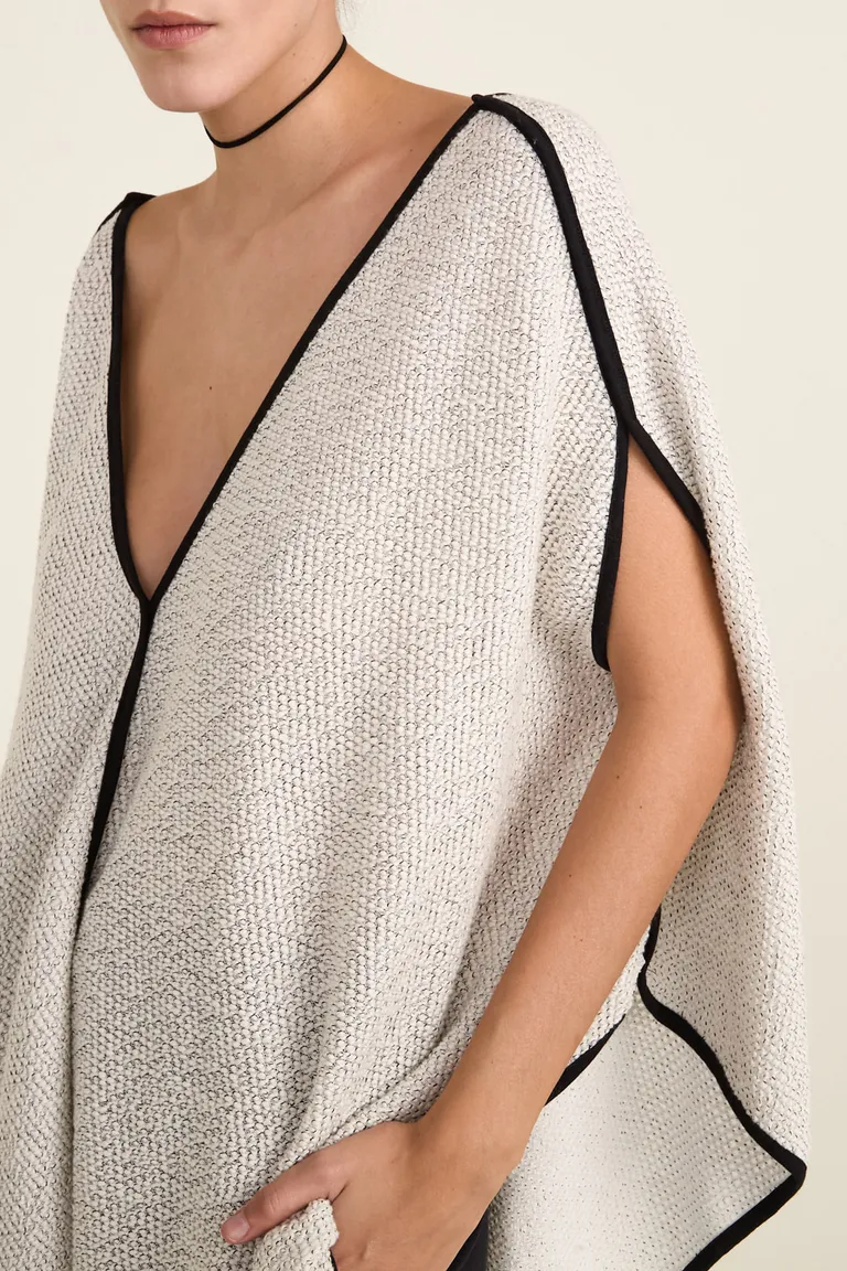 Poncho con escote en V y terminaciones a contratono de Cuesta Blanca en Capas y Ponchos para argentina