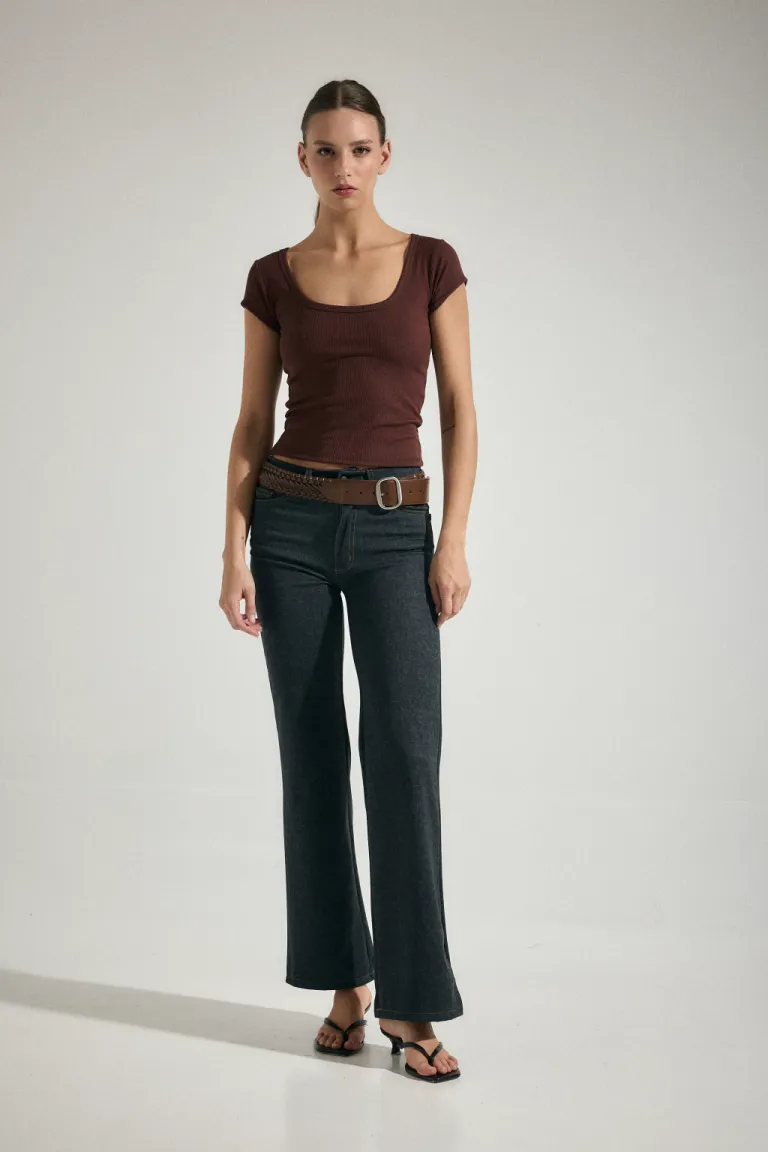 Remera básica de manga corta con escote cuadrado en material elástico de Audaz en Remeras para argentina