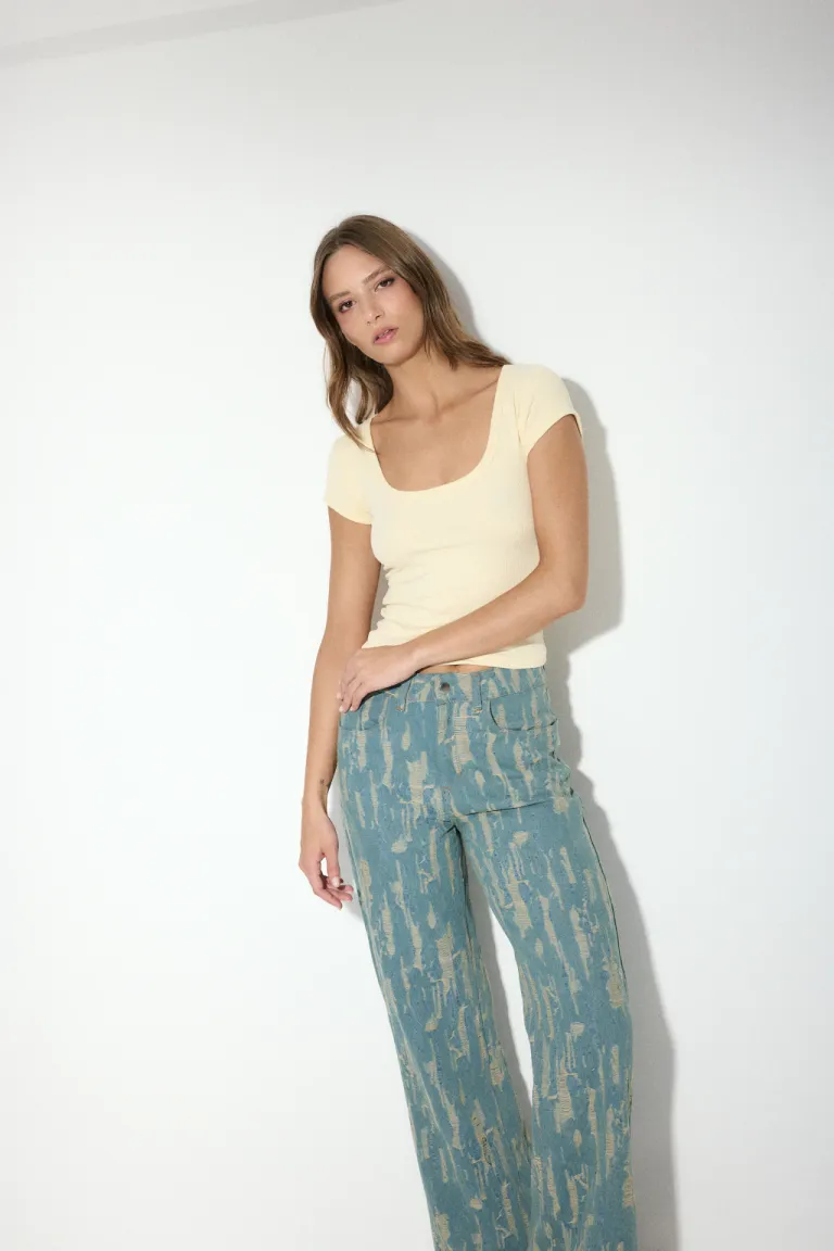 Remera básica de manga corta con escote cuadrado en material elástico de Audaz en Remeras para argentina