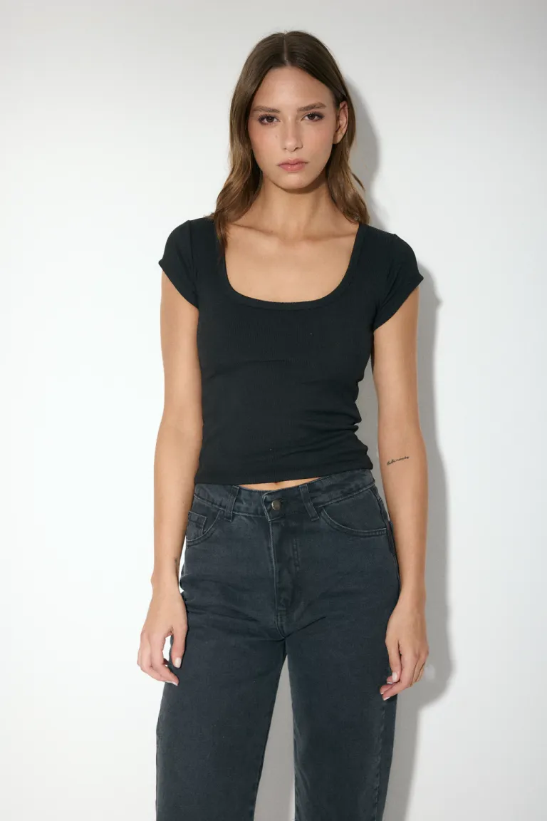 Remera básica de manga corta con escote cuadrado en material elástico de Audaz en Remeras para argentina