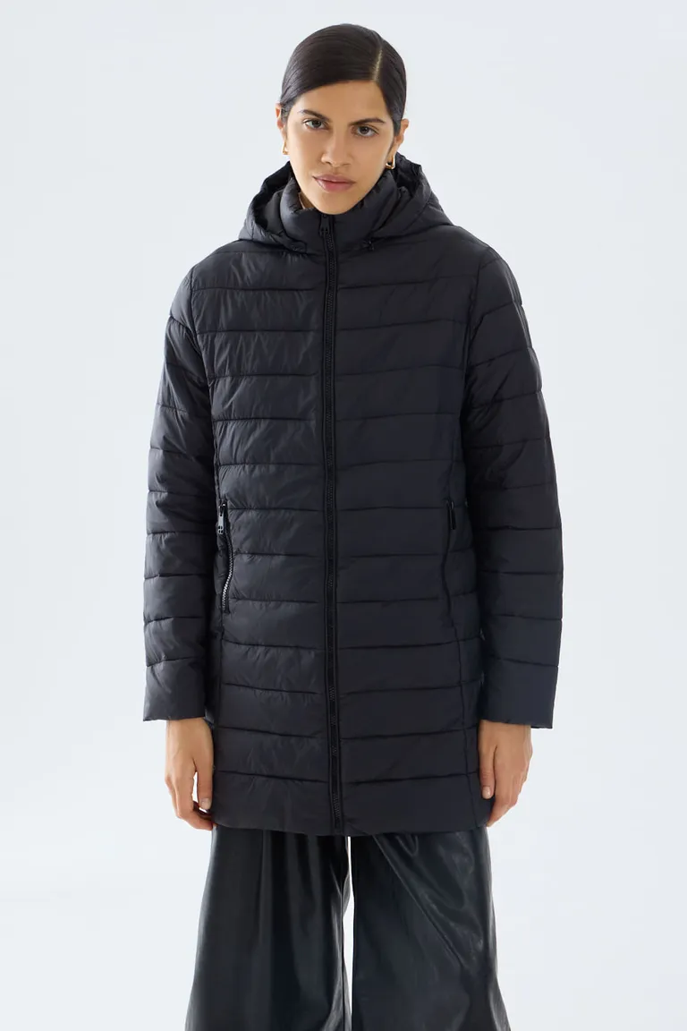 Campera matelaseada ultra liviana con capucha desmontable y largo al muslo de Portsaid en Chaquetas para argentina