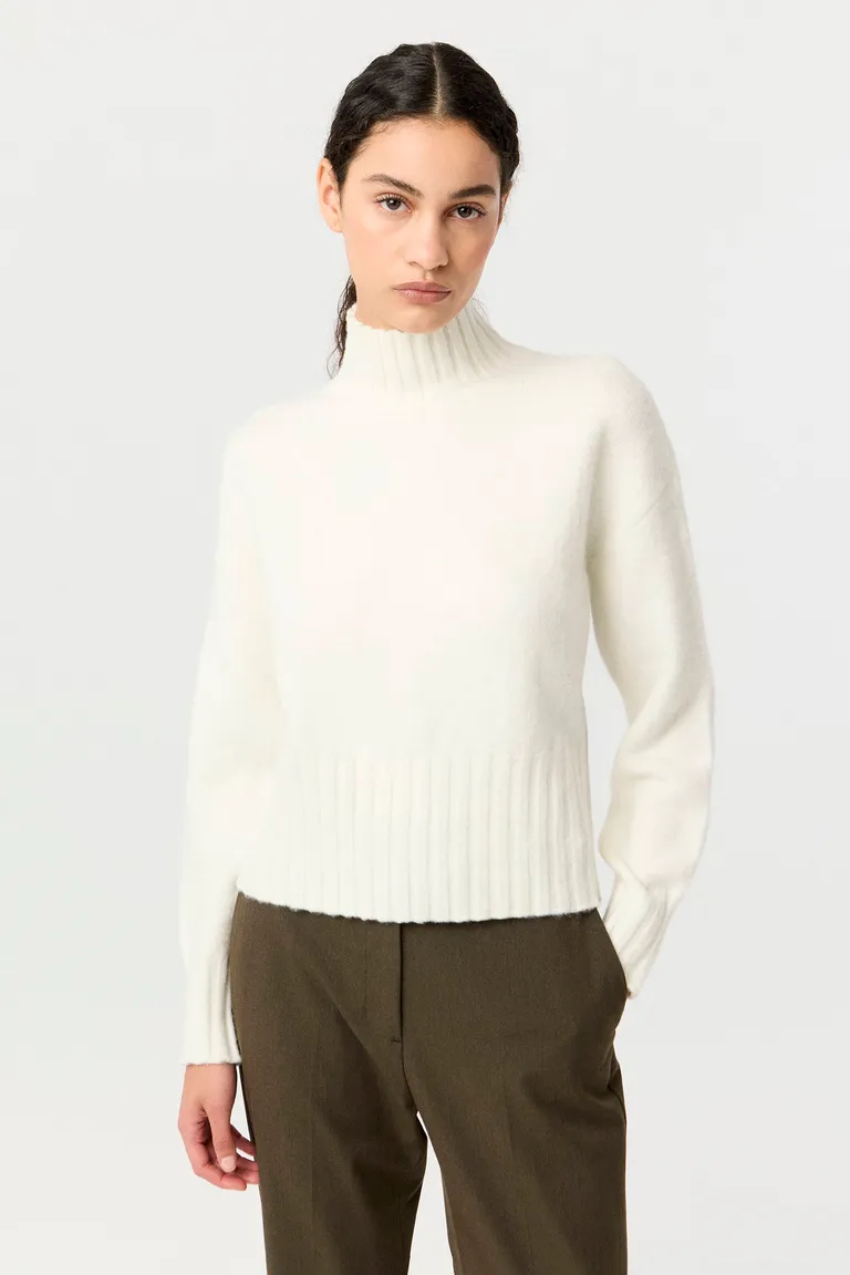 Sweater tejido con cuello alto y mangas largas con terminaciones en ribb de Markova en Buzos y Sweaters para argentina