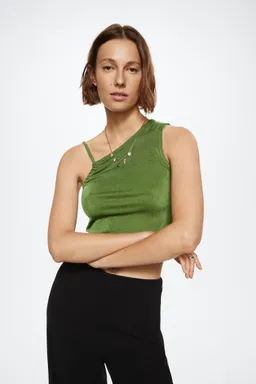 Top punto asimétrico de Mango en Tops para argentina
