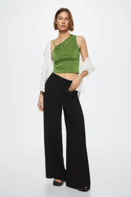 Top punto asimétrico de Mango en Tops para argentina