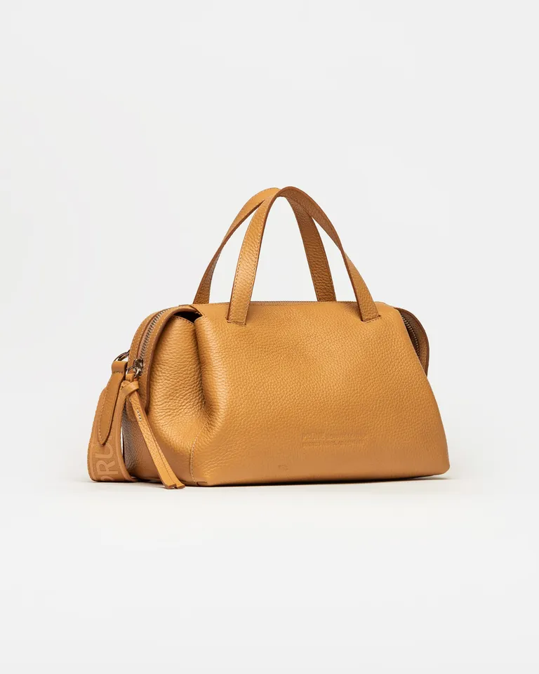 Cartera de mano resort en cuero graneado de diseño espacioso y práctico de Prüne en Bolsos y Carteras para argentina