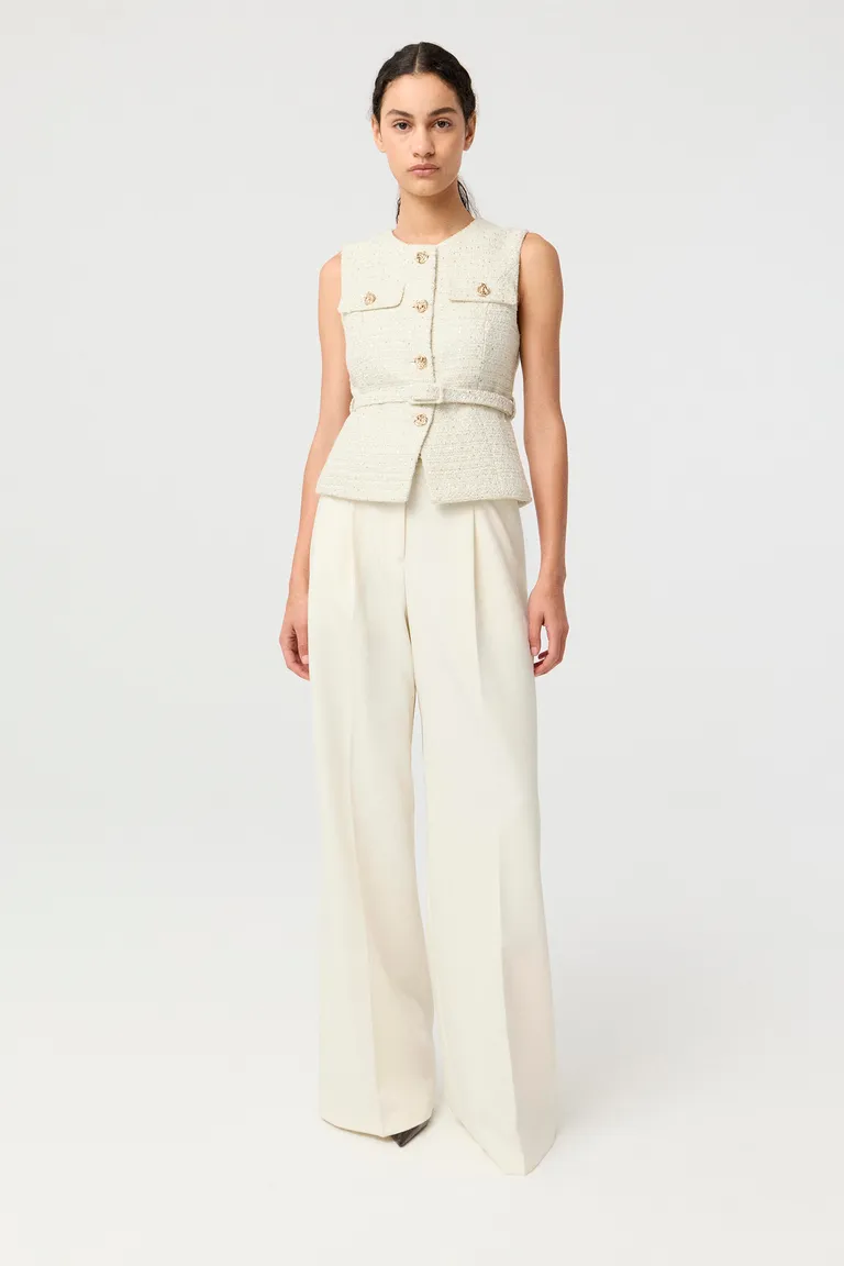 Chaleco sastrero entallado con cuello redondo y cierre de botones metálicos con cinturón incluido de Markova en Chalecos para argentina