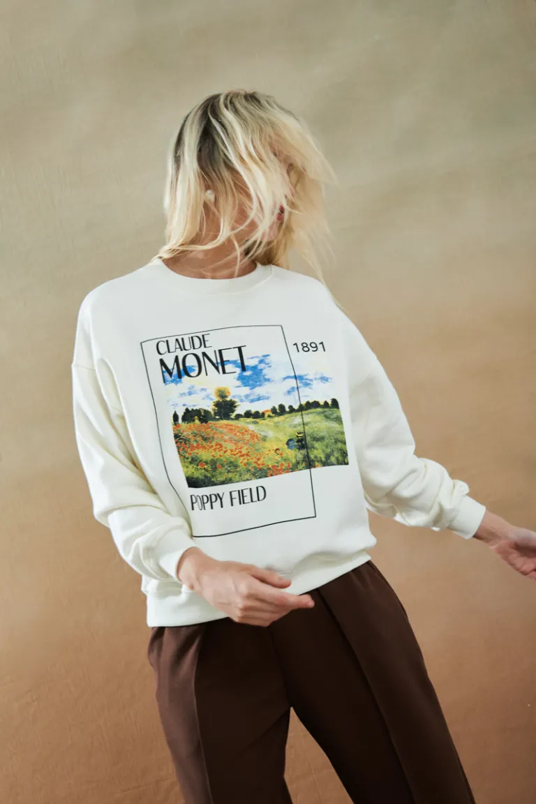 Buzo blanco con estampa retro para mujer de Apricot en Buzos y Sweaters para argentina