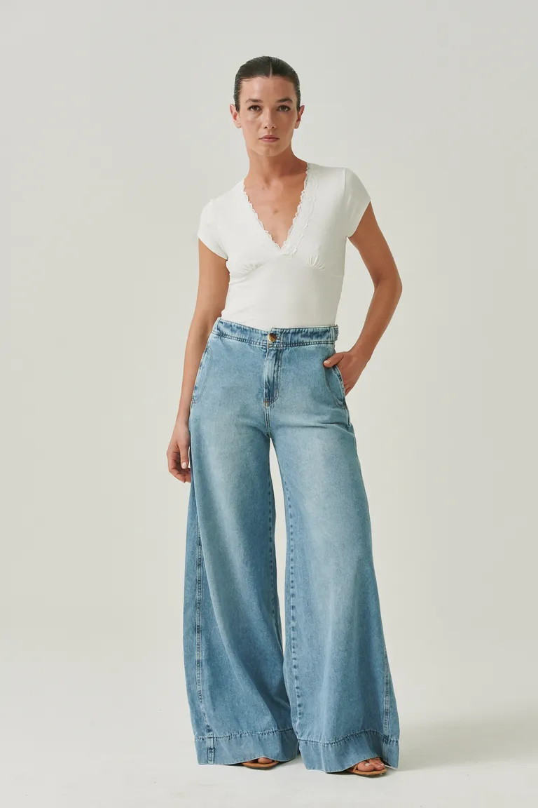 Pantalón de tiro alto con pierna ancha, un clásico de moda femenina de Sweet en Pantalones para argentina