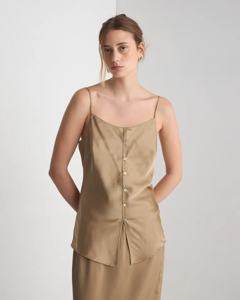 Top de satén beige con botones y breteles ajustables de Prüne en Tops para argentina