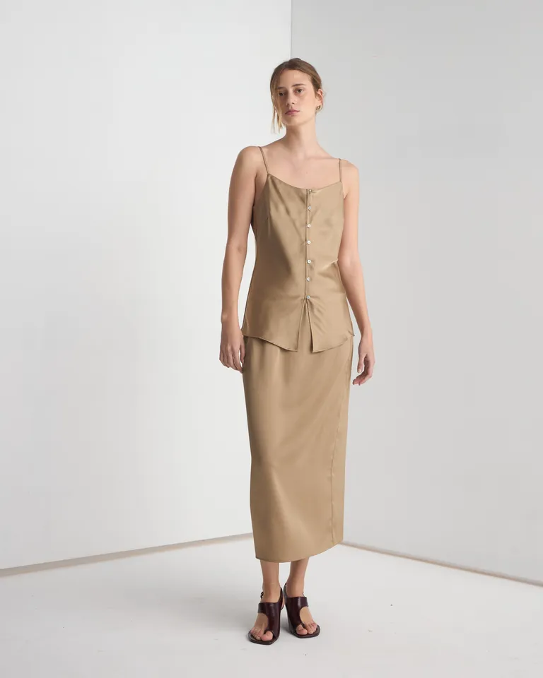 Top de satén beige con botones y breteles ajustables de Prüne en Tops para argentina