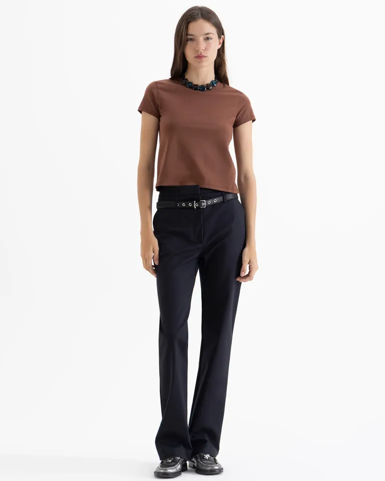 Remera de corte básico con cuello redondo y mangas cortas para mujer de Jazmin Chebar en Remeras para argentina