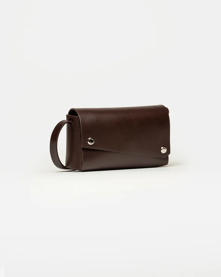 Bandolera pequeña rígida con solapa y cierre metálico para uso diario de Prüne en Bolsos y Carteras para argentina