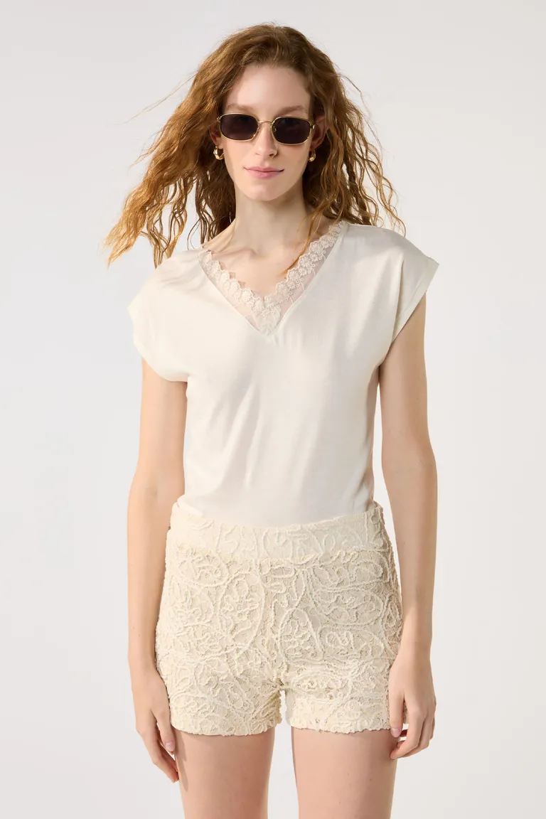 Remera blanca de corte relajado con detalles de encaje en el escote de Cuesta Blanca en Remeras para argentina
