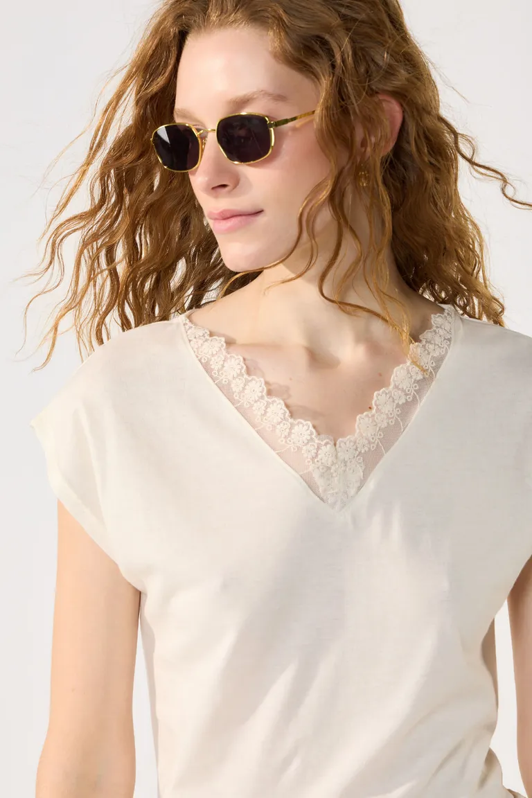 Remera blanca de corte relajado con detalles de encaje en el escote de Cuesta Blanca en Remeras para argentina