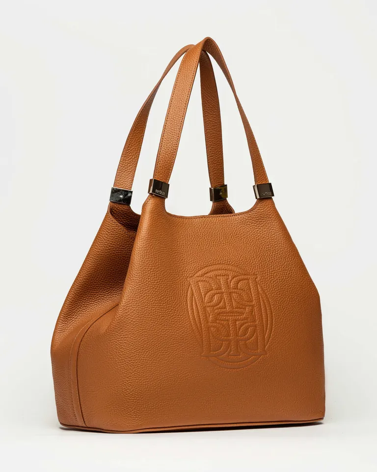 Bolso de mano amplio con isologo grabado en el frente y correas largas de diseño minimalista de Prüne en Bolsos y Carteras para argentina