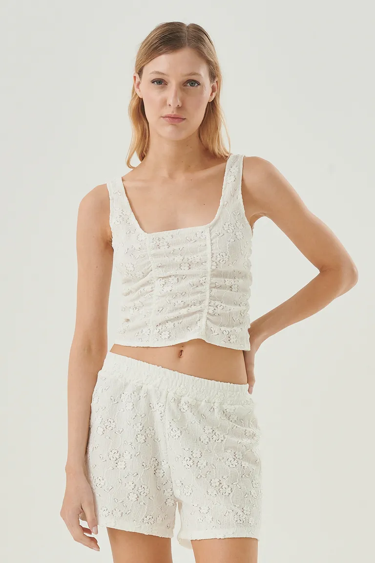 Top de broderie con diseño fruncido y escote cuadrado, ideal para looks de verano de Sweet en Tops para argentina