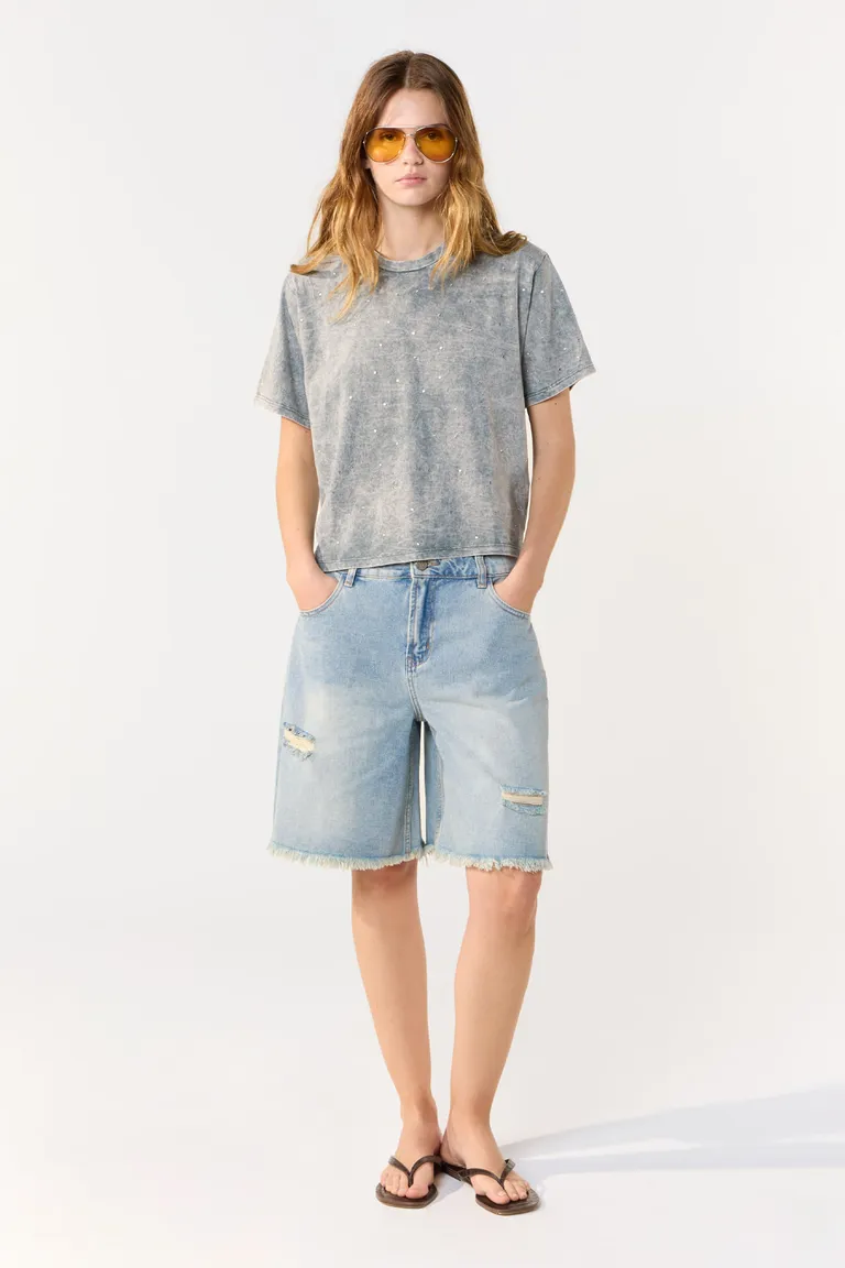 Bermuda de denim celeste con acabado desflecado y diseño relajado de Cuesta Blanca en Shorts para argentina