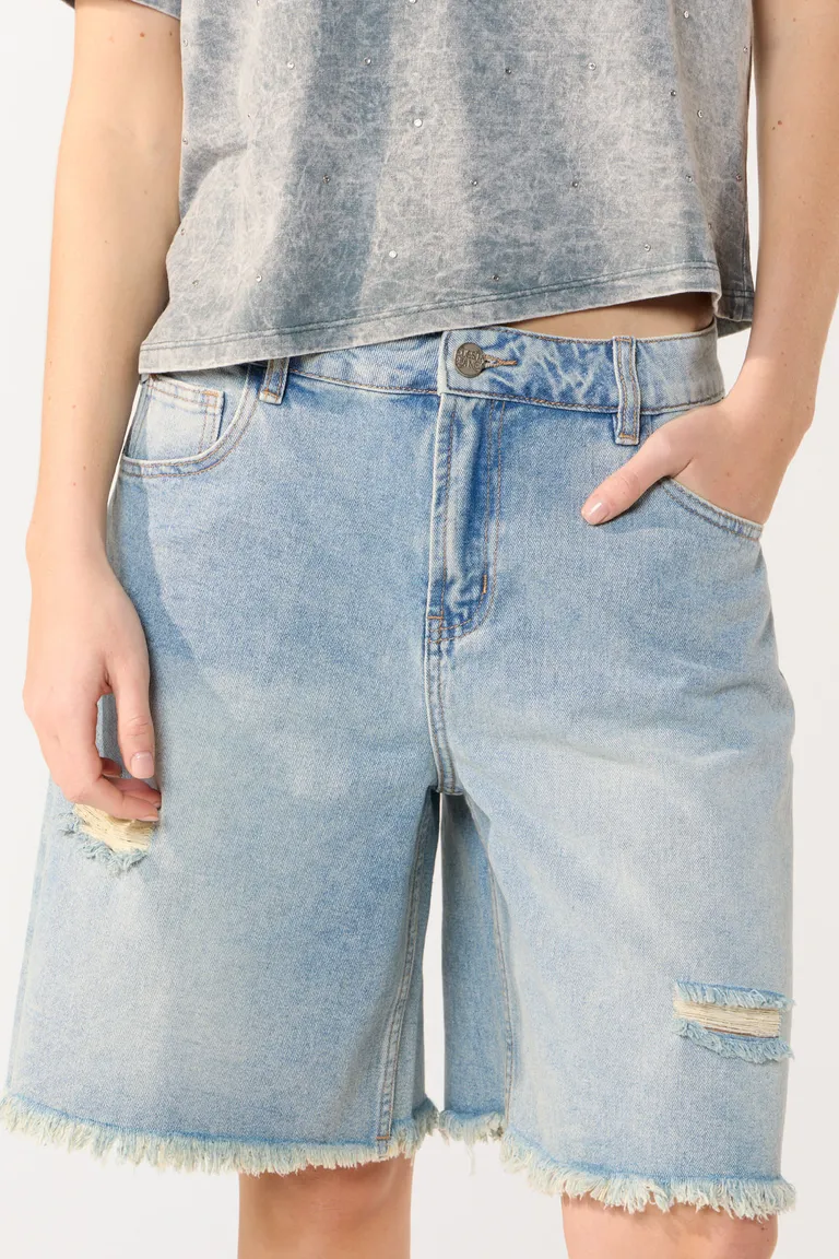 Bermuda de denim celeste con acabado desflecado y diseño relajado de Cuesta Blanca en Shorts para argentina