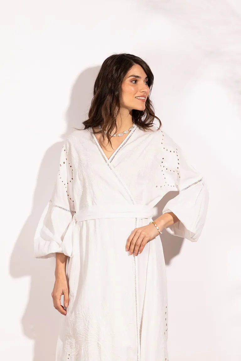 Vestido midi cruzado con bordados delicados y mangas largas abullonadas con ajuste en la cintura de Indiastyle en Vestidos para argentina