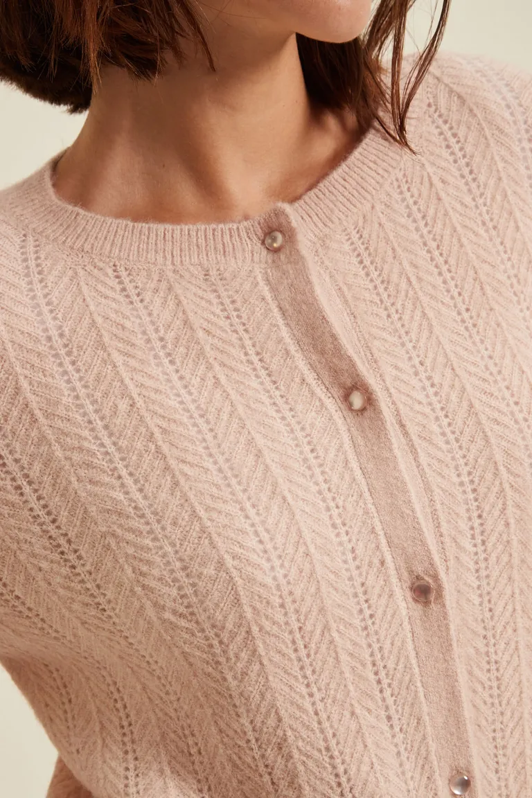 Cardigan tejido de punto desagujado con detalles de ondas y botones frontales de Cuesta Blanca en Buzos y Sweaters para argentina