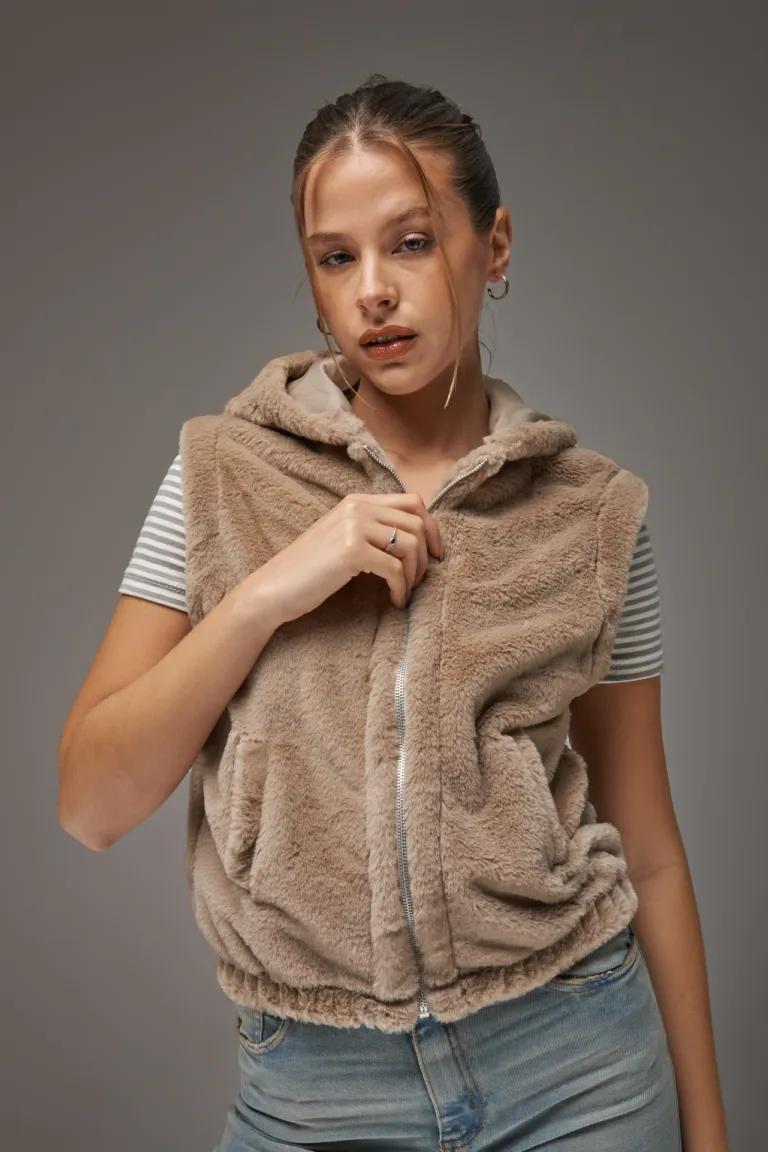 Chaleco de piel sintética en un tono marrón neutro para un look moderno y versátil de Apricot en Chalecos para argentina