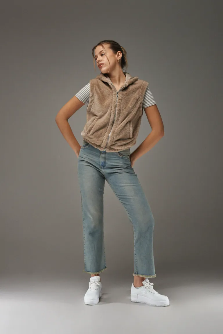 Chaleco de piel sintética en un tono marrón neutro para un look moderno y versátil de Apricot en Chalecos para argentina