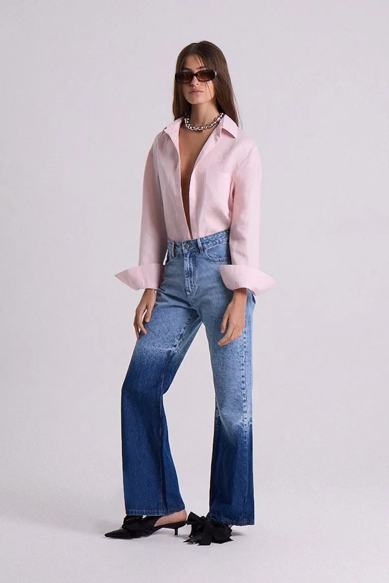 Pantalón de jean azul con corte acampanado y largo crop de Maria Cher en Pantalones para argentina