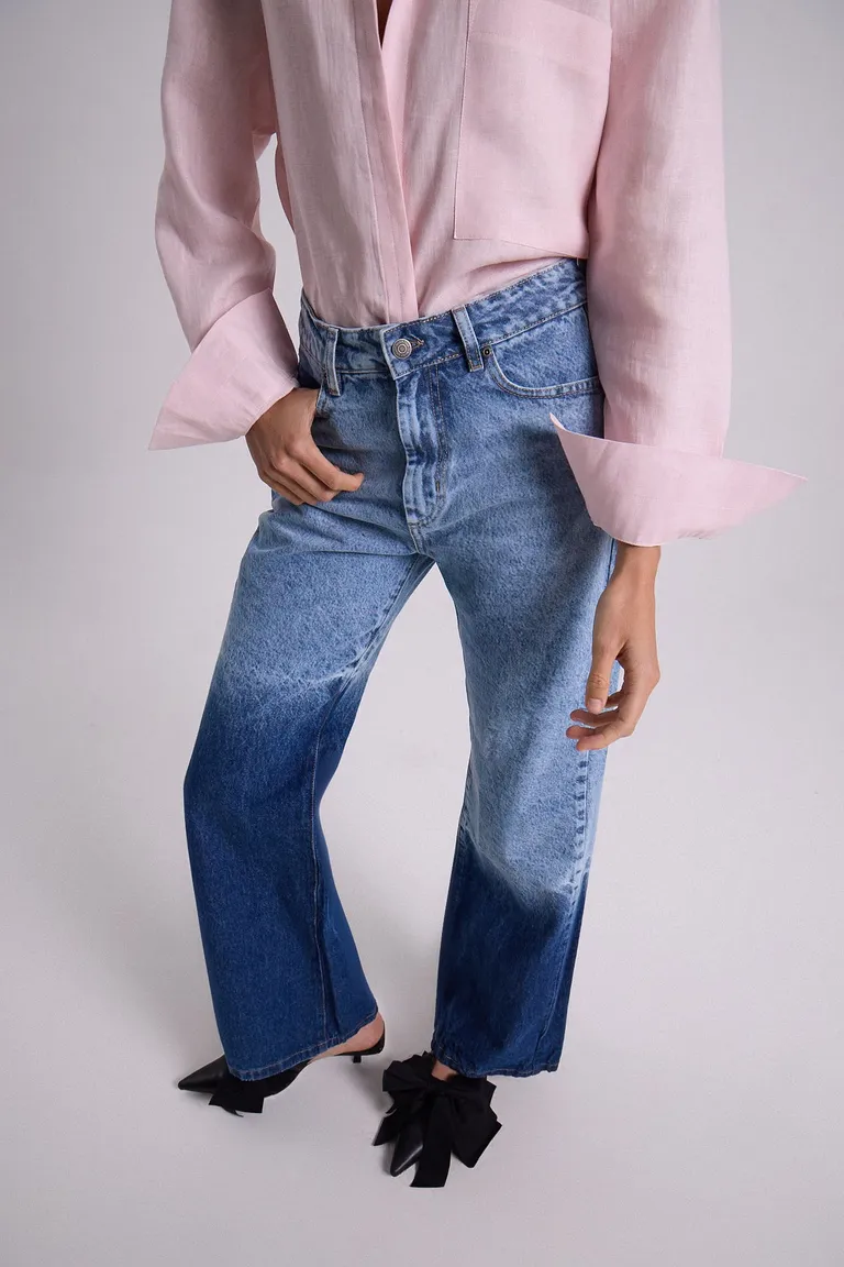 Pantalón de jean azul con corte acampanado y largo crop de Maria Cher en Pantalones para argentina