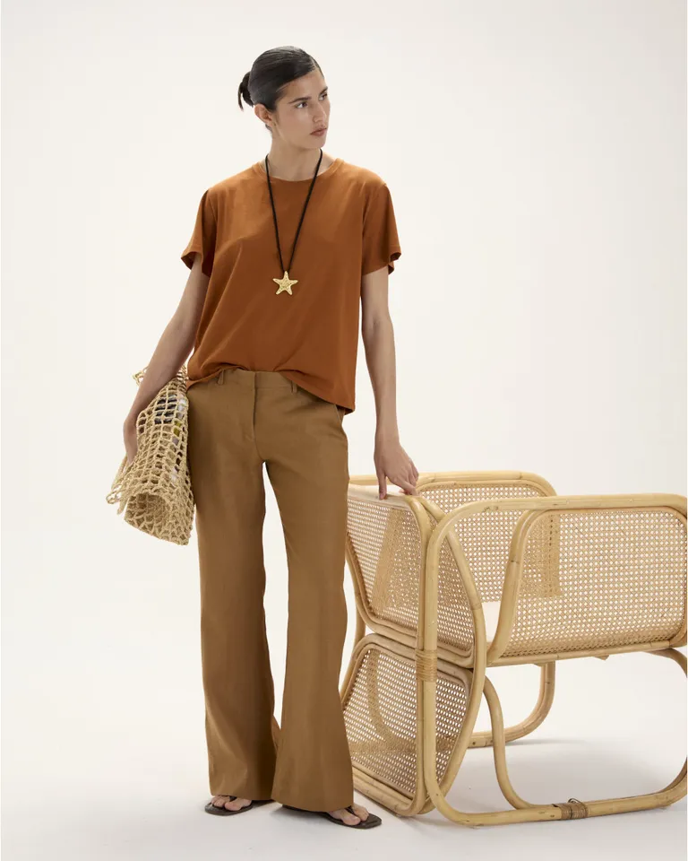 Pantalón John: Diseño sastrero en lino con silueta ajustada y ruedo ancho de Blue Sheep en Pantalones para argentina